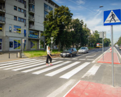 Azyle na przejściu dla pieszych.