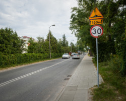 Progi zwalniające na ul. Dorodnej.