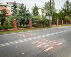 Progi zwalniające na ul. Dorodnej.