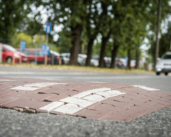 Progi zwalniające na ul. Dorodnej.