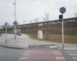 Tak teraz wygląda skrzyżowanie przy przystanku PKP Warszawa Stadion u zbiegu ulic Sokolej i Ryszarda Siwca.