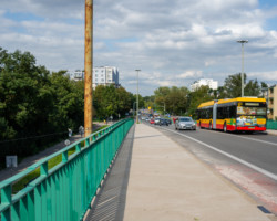 Chodnik na wiadukcie wzdłuż ul. Saskiej po modernizacji.