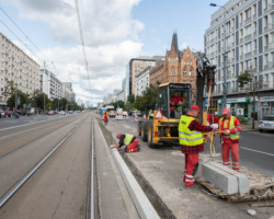 Budowa dojścia do przystanku tramwajowego Hoża.