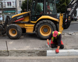 Budowa dojścia do przystanku tramwajowego Hoża.