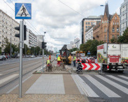 Budowa dojścia do przystanku tramwajowego Hoża.