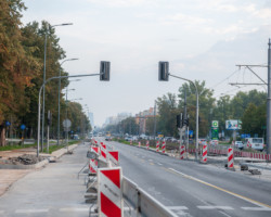 Trwa przebudowa skrzyżowania ul. Grójeckiej z Harfową i Racławicką, przy którym pojawi się sygnalizacja świetlna.