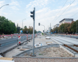 Trwa przebudowa skrzyżowania ul. Grójeckiej z Harfową i Racławicką, przy którym pojawi się sygnalizacja świetlna.