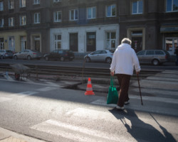 Prace przy modernizacji przejść dla pieszych przy ul. Obozowej.