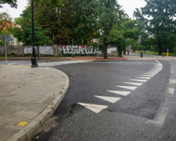 Nowe przejście dla pieszych przy skrzyżowaniu ulic Myśliwieckiej i Hoene-Wrońskiego.