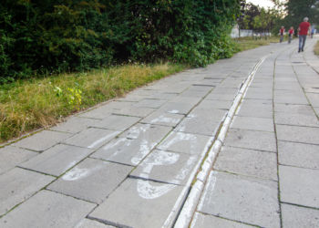 Droga dla rowerów przy ul. Wąwozowej w złym stanie technicznym.