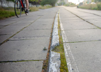 Droga dla rowerów przy ul. Wąwozowej w złym stanie technicznym.