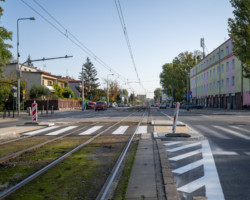 Ulica Obozowa - azyle przy przejściu dla pieszych.