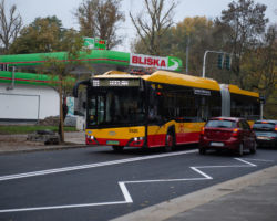 Samochód i autobus jadący ulicą Saską.