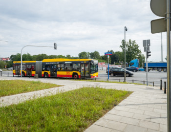 Skrzyżowanie ulic Modlińskiej i Płużnickiej.