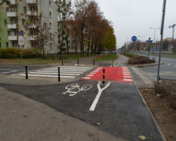 Wyniesione przejście dla pieszych, skrzyżowanie ulic Sadowskiej i Żeromskiego.