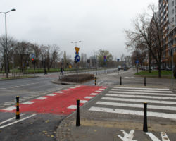 Wyniesione przejście dla pieszych, skrzyżowanie ulic Sadowskiej i Żeromskiego.