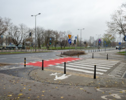 Wyniesione przejście dla pieszych, skrzyżowanie ulic Sadowskiej i Żeromskiego.