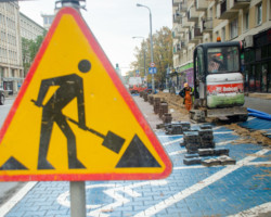 Znak informujący o robotach drogowych.