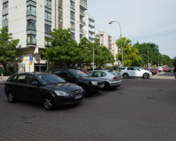 Parking przy ul. Międzynarodowej przed zmianami.