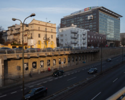 We wnękach ścian Trasy Łazienkowskiej przy Głównym Urzędzie Statystycznym zawisły odnowione portrety znanych polskich artystów.