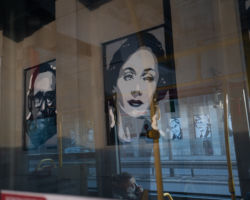 We wnękach ścian Trasy Łazienkowskiej przy Głównym Urzędzie Statystycznym zawisły odnowione portrety znanych polskich artystów.