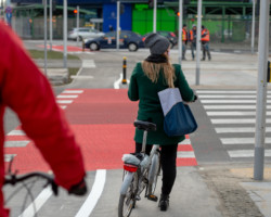 Rowerzystka czekająca na światłach.