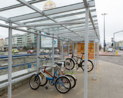 Wiaty rowerowe przy stacji metra Kabaty.