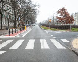 Zwężone przejście dla pieszych przy ul. Kasprowicza.