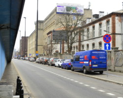 Parking został przeniesiony na część jezdni.