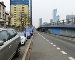 Wcześniej samochody parkowały na części chodnika.