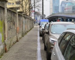 Wcześniej samochody parkowały na części chodnika.