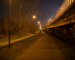 Droga rowerowa i chodnik wzdłuż Trasy Siekierkowskiej z wymienionym oświetleniem.