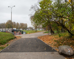 W zeszłym roku bariery architektoniczne usunęliśmy m.in. na Białołęce, Bielanach, we Włochach i na Ursynowie.