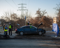 Wypadek śmiertelny, do którego doszło pomiędzy skrzyżowaniami z Instalatorów i Racławicką. Kierowca wjechał na pieszych na chodniku.