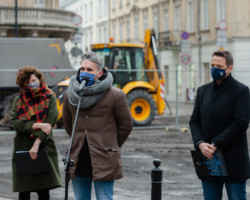 Konferencja na placu Pięciu Rogów.