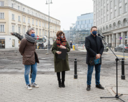 Konferencja na placu Pięciu Rogów.