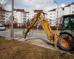 Ulica Umińskiego, pierwsze prace drogowe po zimie.