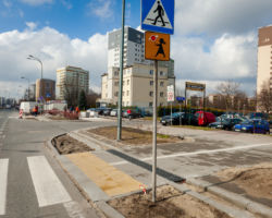 Ulica Umińskiego, pierwsze prace drogowe po zimie.