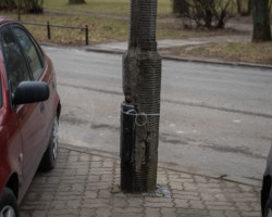 Stare oświetlenie przy placu Inwalidów.