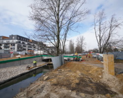 Kładka nad potokiem - skrzyżowanie alei Wilanowskiej i ulicy Sarmackiej.