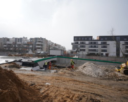 Kładka nad potokiem - skrzyżowanie alei Wilanowskiej i ulicy Sarmackiej.