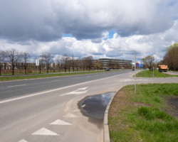 Odcinek bez oświetlenia ulicy Przyczółkowej.