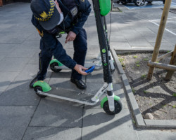 Hulajnoga elektryczna.