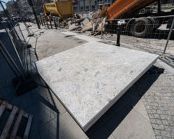 Prototyp betonowej płyty na plac Pięciu Rogów.