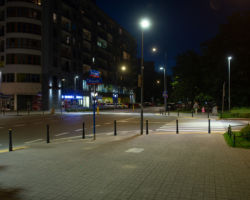 Ulica Przy Agorze z nowymi oprawami oświetleniowymi.