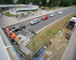 Renowacja kładki dla pieszych nad ul. Ostrobramską przy ul. Poligonowej.