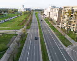 Samochód jadący ulicą.