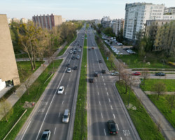 Samochody jadące ulicą.