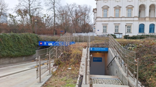 Wejście na parking od strony pl. Krasińskich