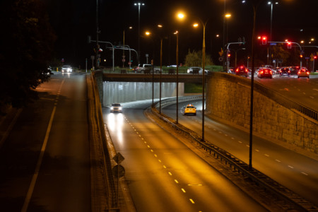 Zmodernizowane oświetlenie w tunelach Trasy Łazienkowskiej pod rondem Jazdy Polskiej (z lewej) i pod ul. Marszałkowską.